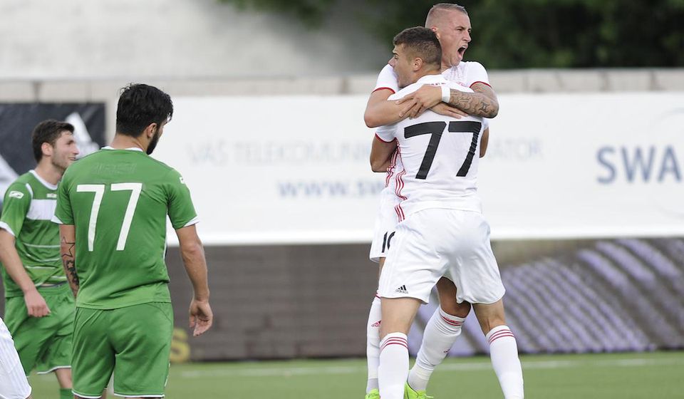 hráči AS Trenčín Antonio Mance a Cornelis Ubbink sa radujú z gólu