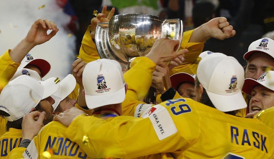 Hokejisti Švédska sa radujú po zisku titulu na MS 2017