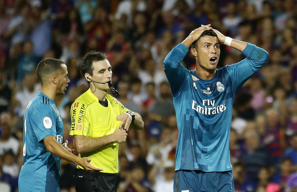 Cristiano Ronaldo neverí verdiktu rozhodcu, ktorý ho vylúčil.