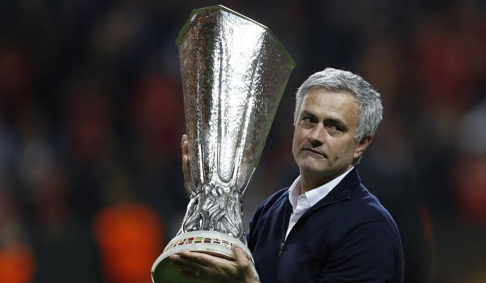 Tréner Manchestru United José Mourinho s trofejou Európskej ligy