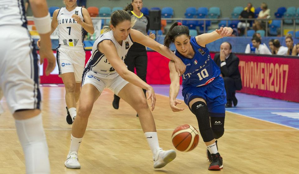 Sabina Oroszová a Francesca Dottová v stretnutí ME v basketbale žien B-skupiny Slovensko - Taliansko