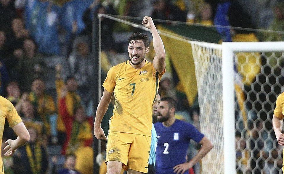 Austrálčan Mathew Leckie oslavuje gól do siete Grécka