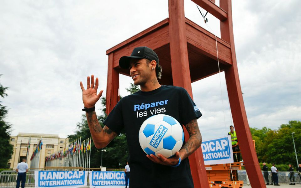 Neymar pri charitatívnej akcii