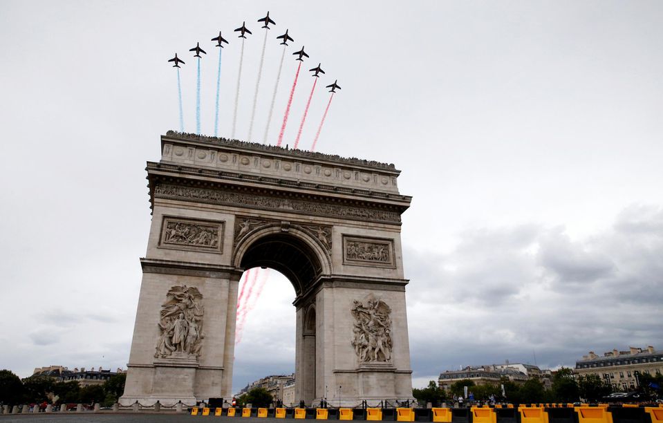 Francúzska národná letka nad víťazným oblúkom počas záverečnej etapy (Tour de France 2017)