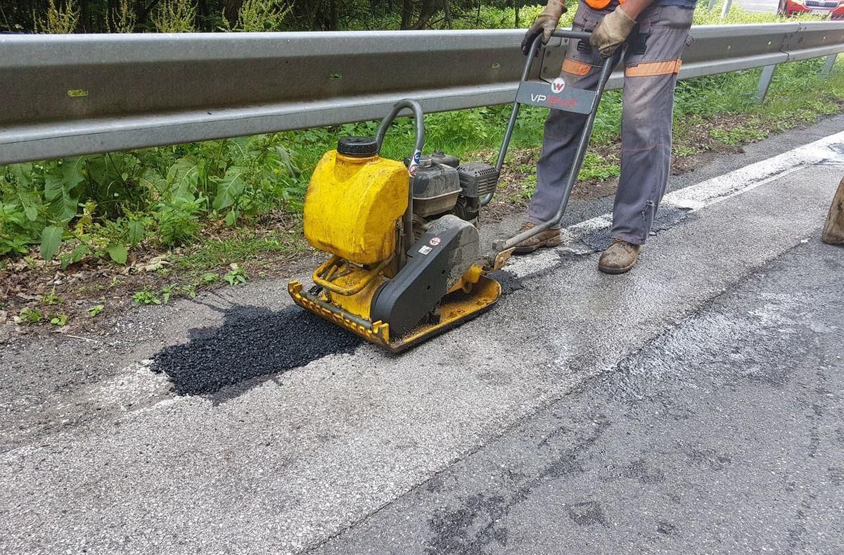 Robotníci plátajú cestu na Pezinskej babe