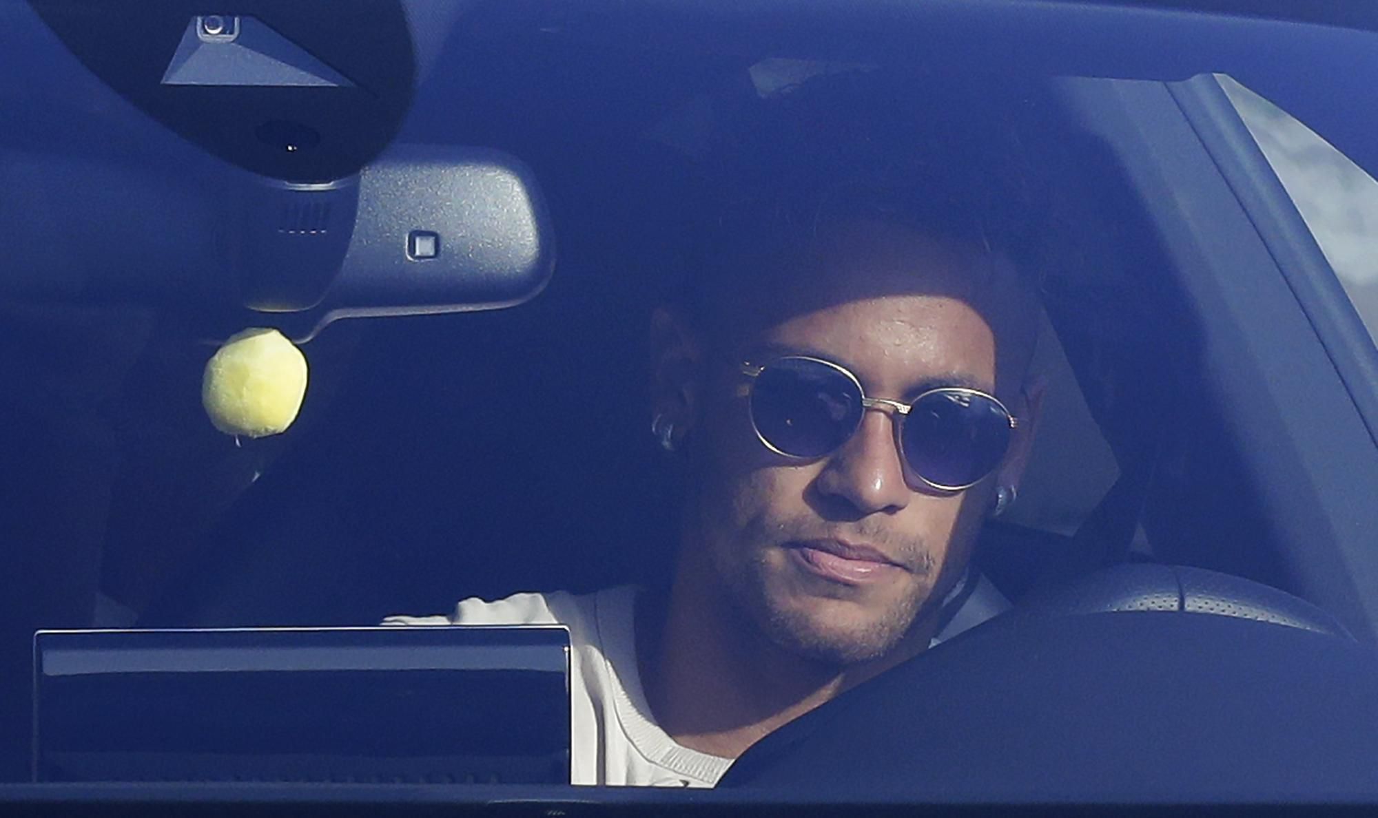 Neymar prichádza na aute na tréning