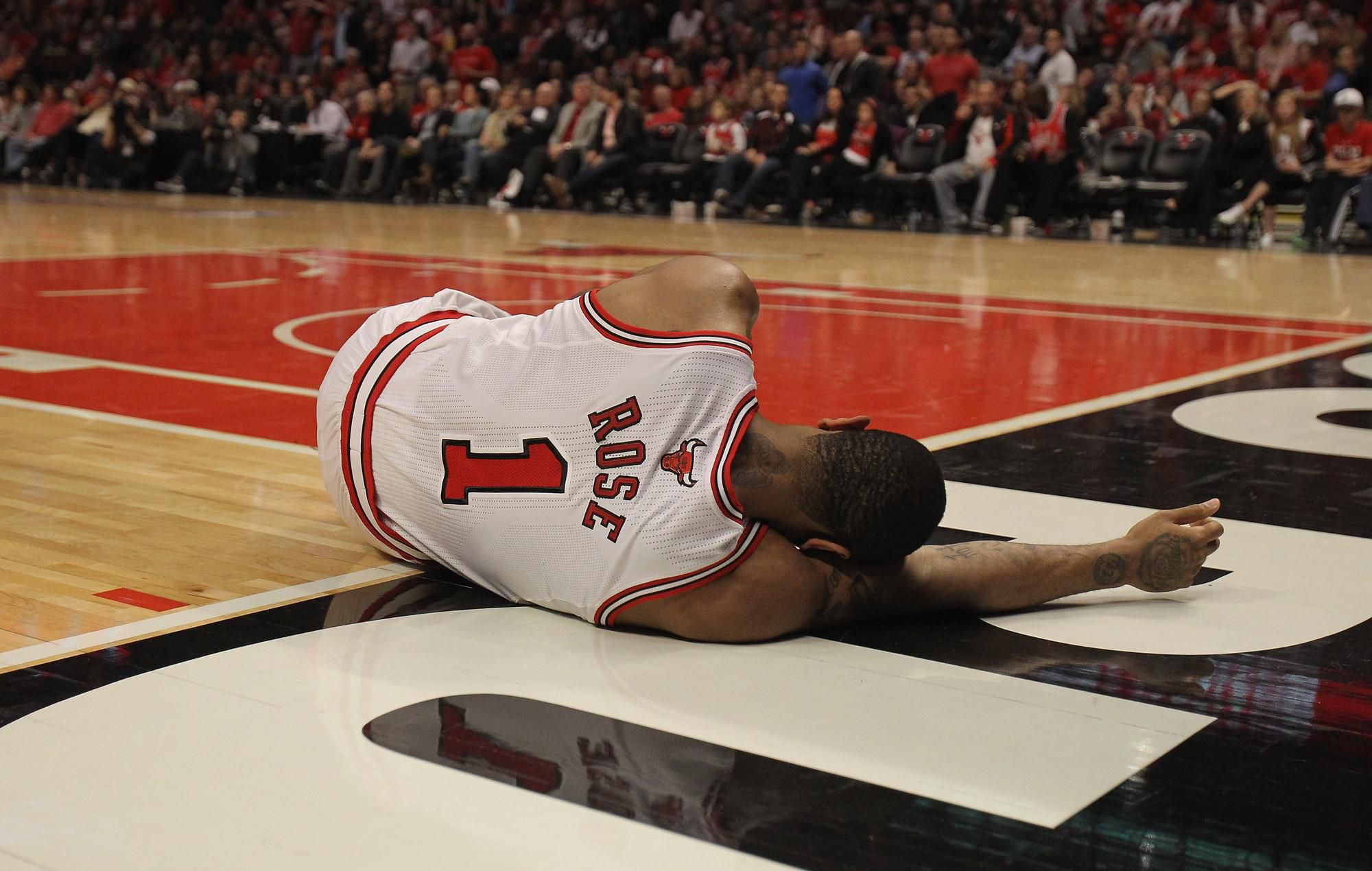 Derrick Rose leží zranený na palubovke (Chicago Bulls)