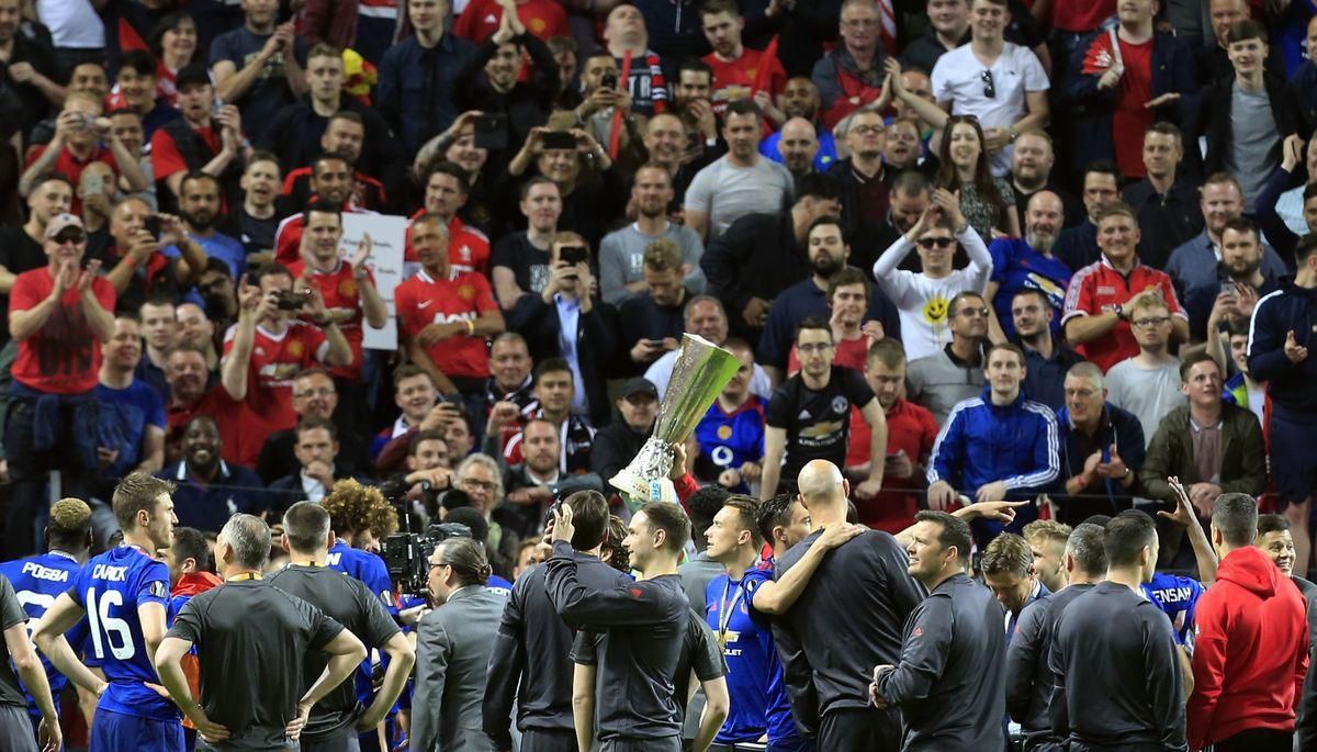Manchester United oslavuje pred fanúšikmi triumf v Európskej lige UEFA