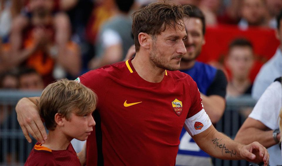 Francesco Totti v slzách po poslednom zápase za AS Rím.