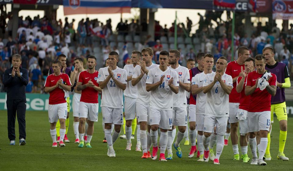 Smutní slovenskí futbalisti spolu s trénerom Pavlom Hapalom ďakujú divákom po zápase Slovensko - Anglicko