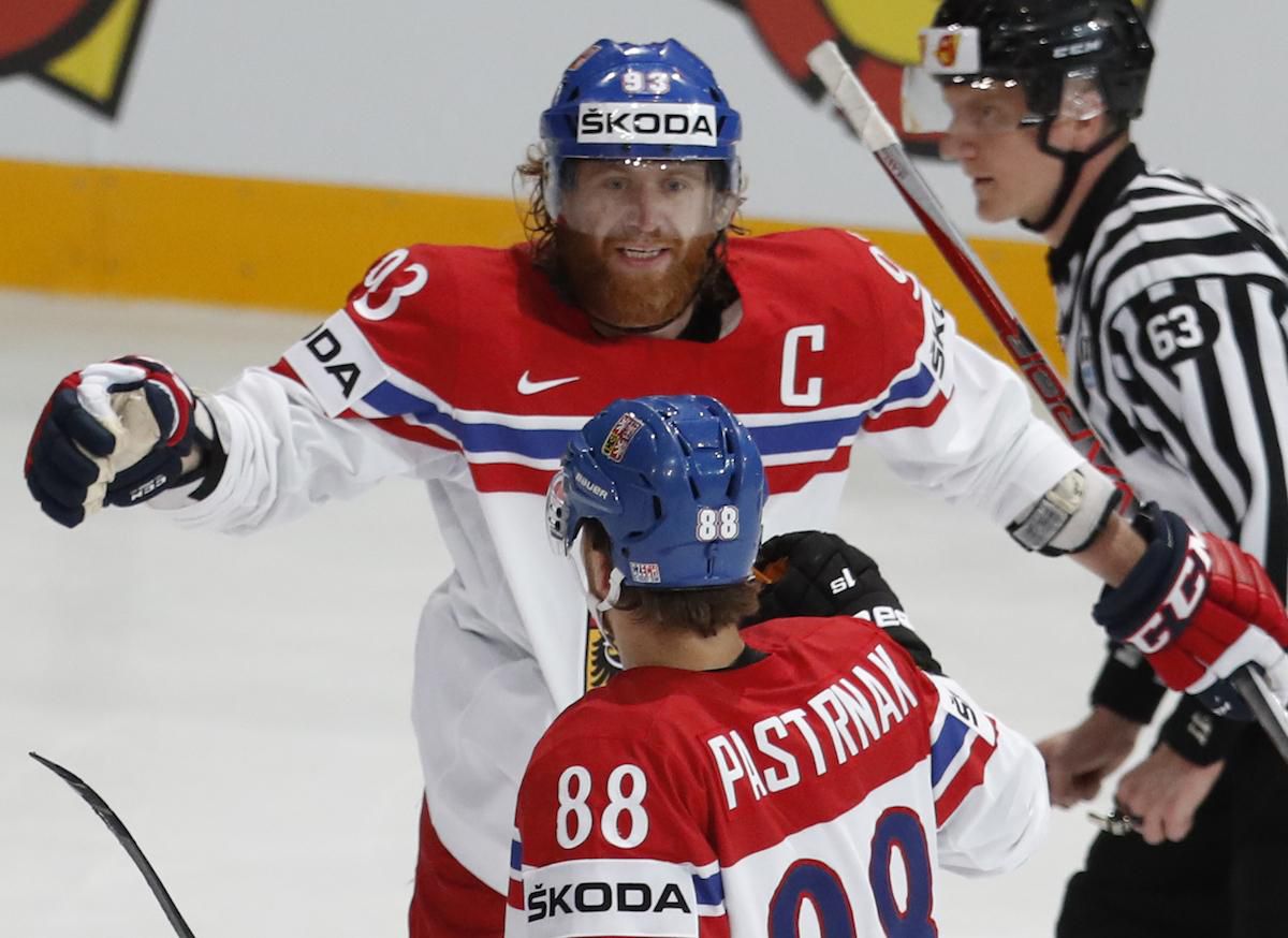 Jakub Voráček s Davidom Pastrňákom oslavujú gól počas MS 2017.