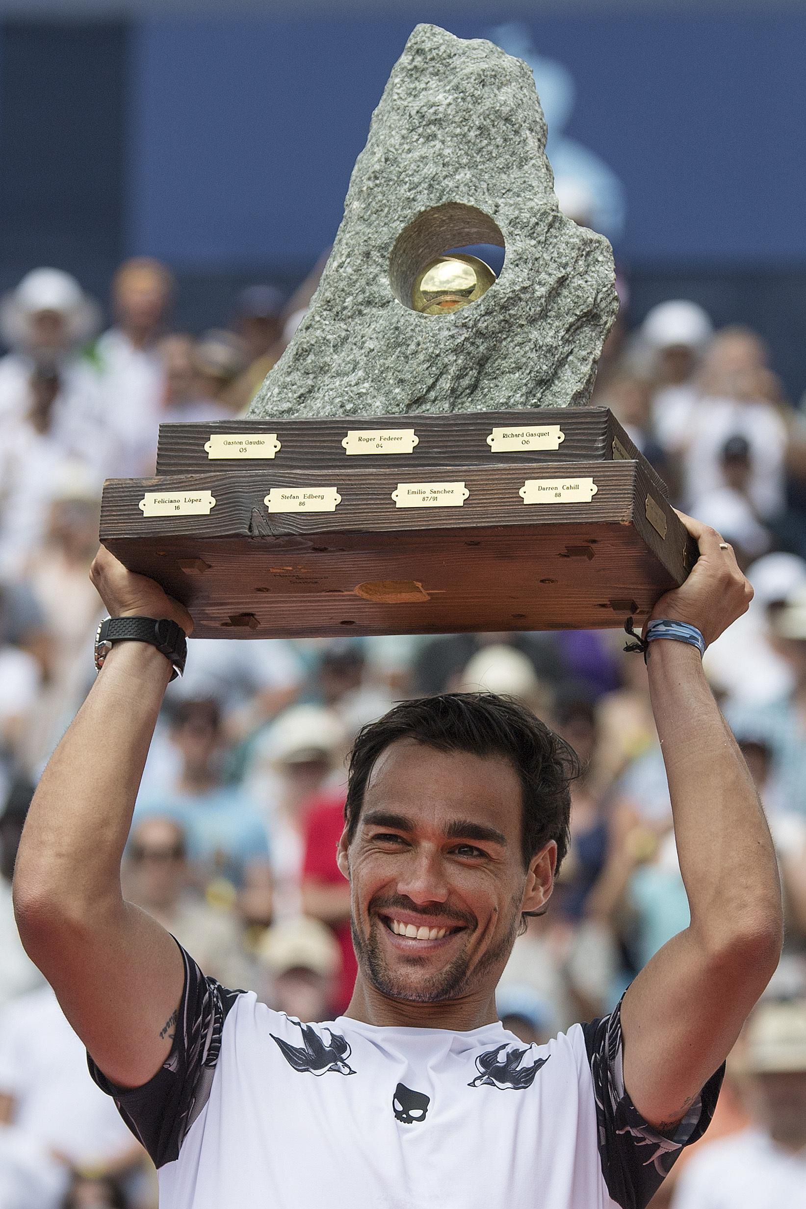 Fabio Fognini pózuje s veľkou kamennou trofejou za víťazstvo na turnaji ATP vo švajčiarskom Gstaade