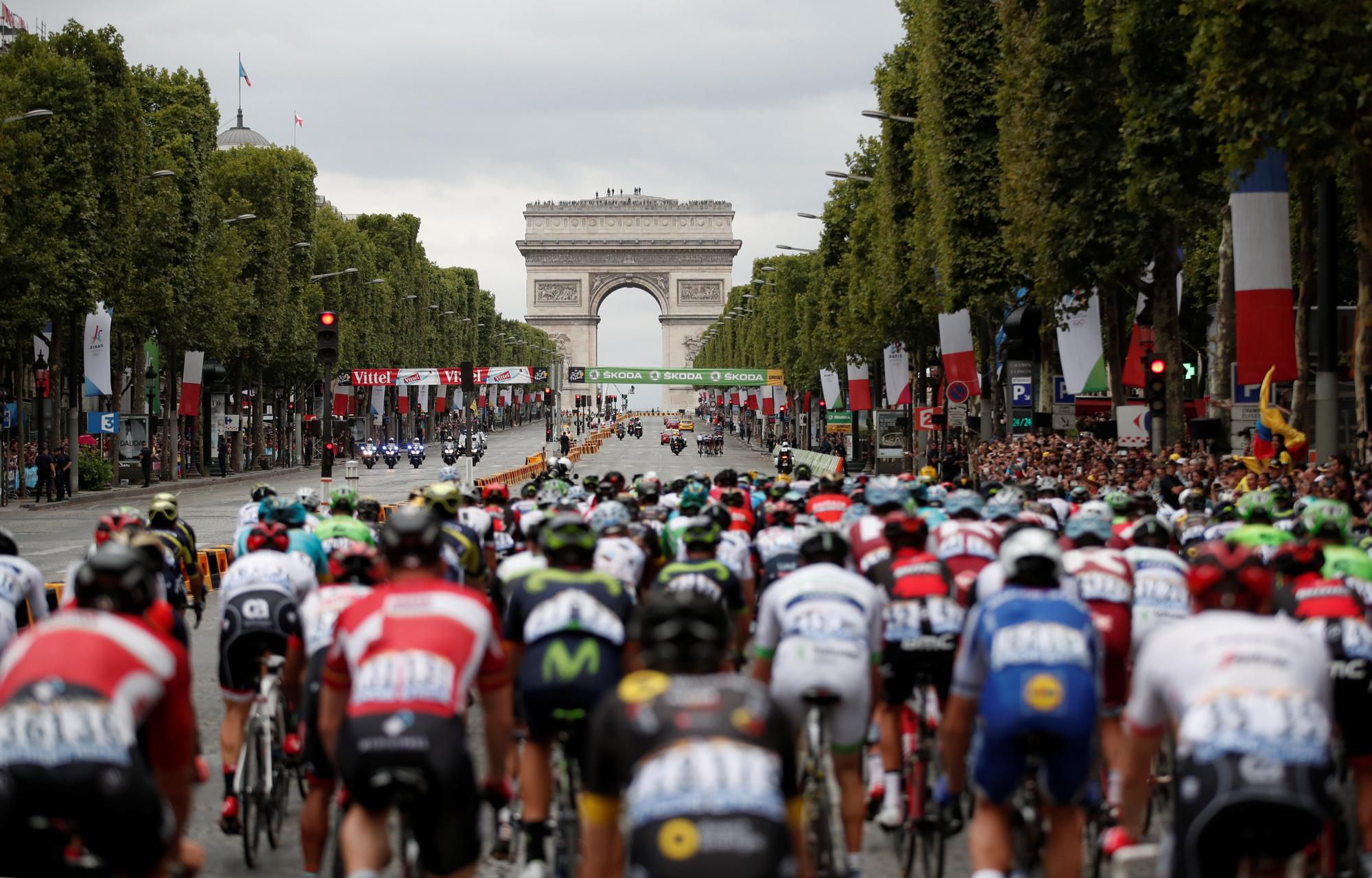 Pelotón na Champs Elysées v záverečnej etape v Paríží (Tour de France 2017)