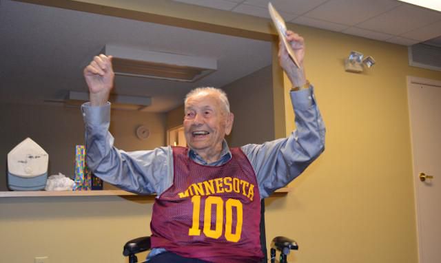 Sto rokov oslávil John Kundla vlani na vozíku v domove dôchodcov