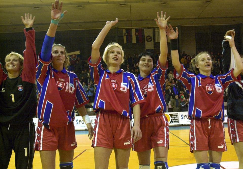 Marianna Gubová so spoluhráčkami v roku 2000