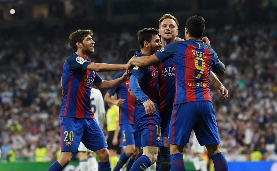 Hráči FC Barcelona sa radujú z gólu