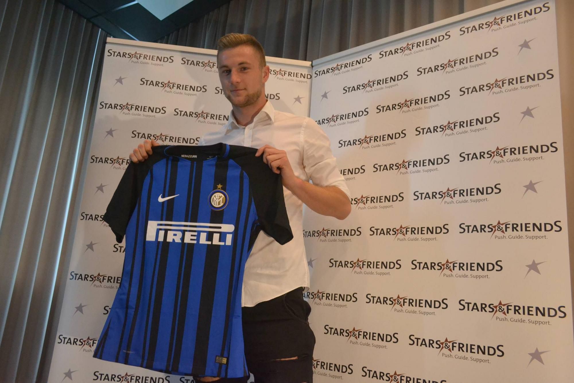 Milan Škriniar ukazuje médiám dres svojho nového klubu