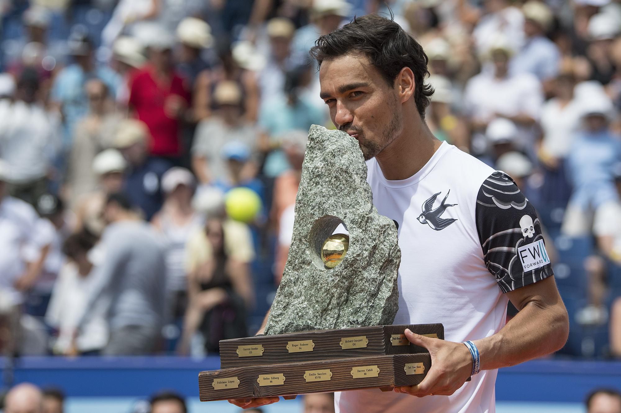 Fabio Fognini pózuje s veľkou kamennou trofejou za víťazstvo na turnaji ATP vo švajčiarskom Gstaade