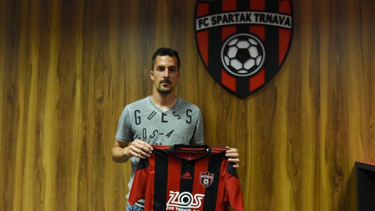 Štefan Pekár s dresom FC Spartak Trnava