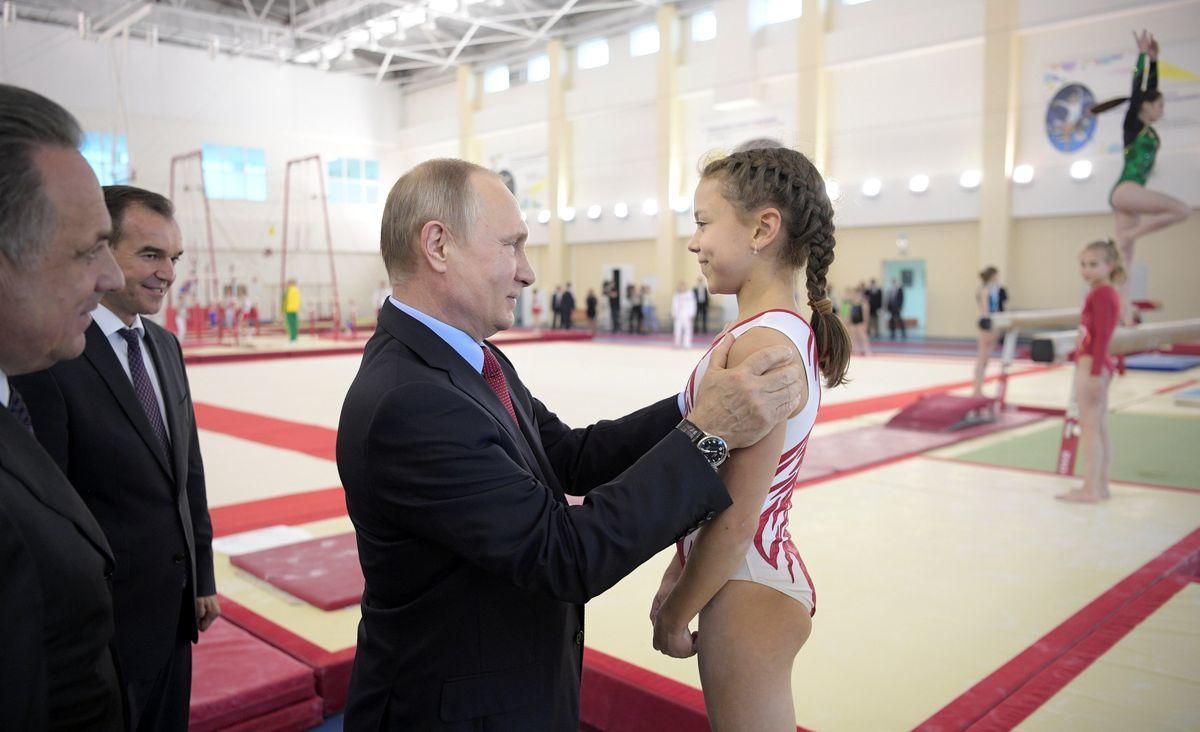 Prezident Ruska Vladimir Putin pri návšteve gymnastov v Krasnodare