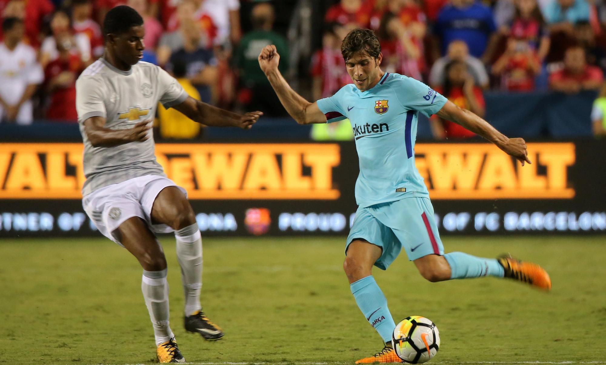 Marcus Rashford z Manchestru United a Sergi Roberto z FC Barcelona