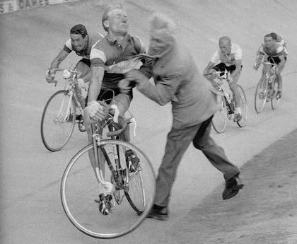 Tragická zrážka generálneho sekretára Constanta Woutersa s cyklistom Andrém Darrigadem v roku 1958.