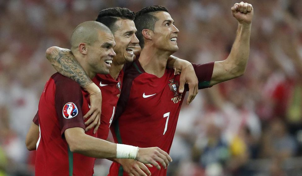 Portugalsko, Pepe, Jose Fonte, Cristiano Ronaldo, EURO 2016, radost, postup, jun16, Reuters