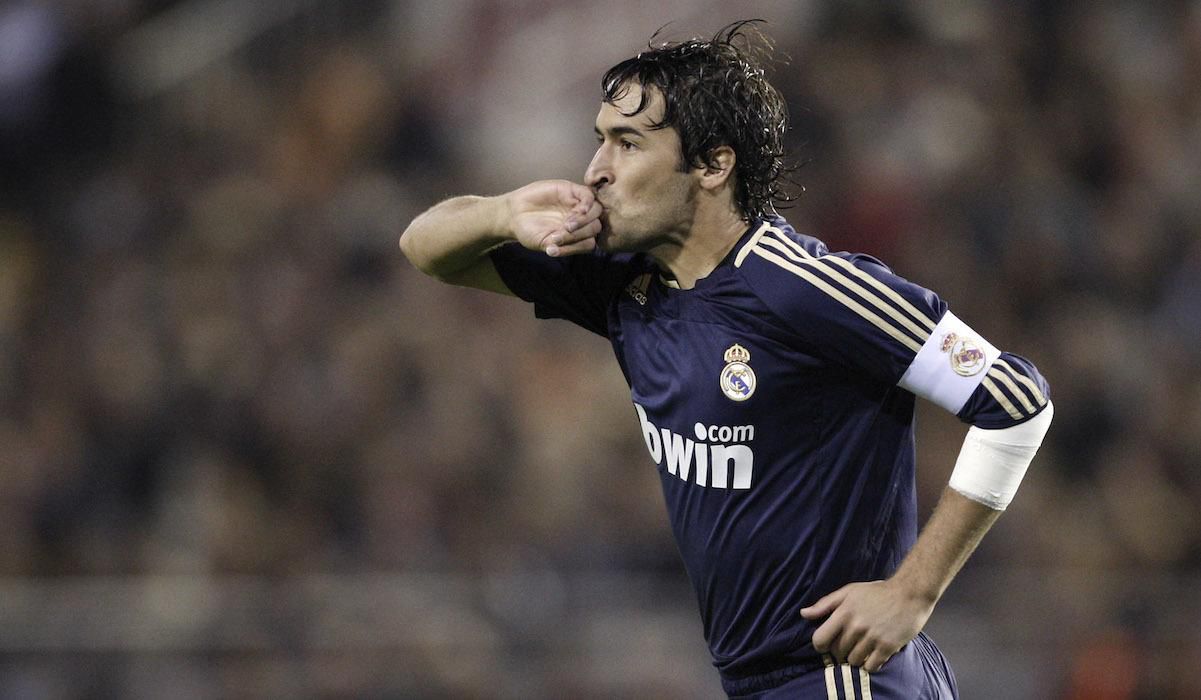 Raúl González (Real Madrid) a jeho tradičná oslava gólu.