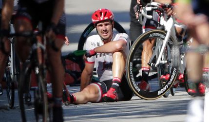 Nemecký cyklista John Degenkolb po páde pokračuje ďalej