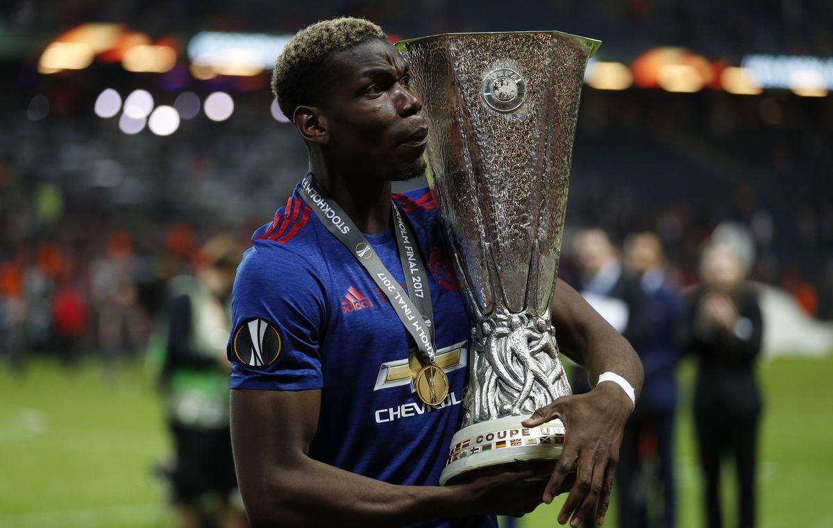 Paul Pogba s víťaznou trofejou v Európskej lige UEFA