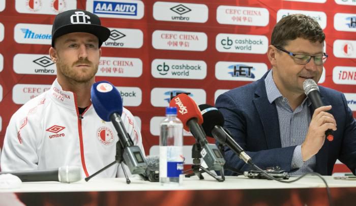 Miňo Stoch počas tlačovej konferencie Slavie