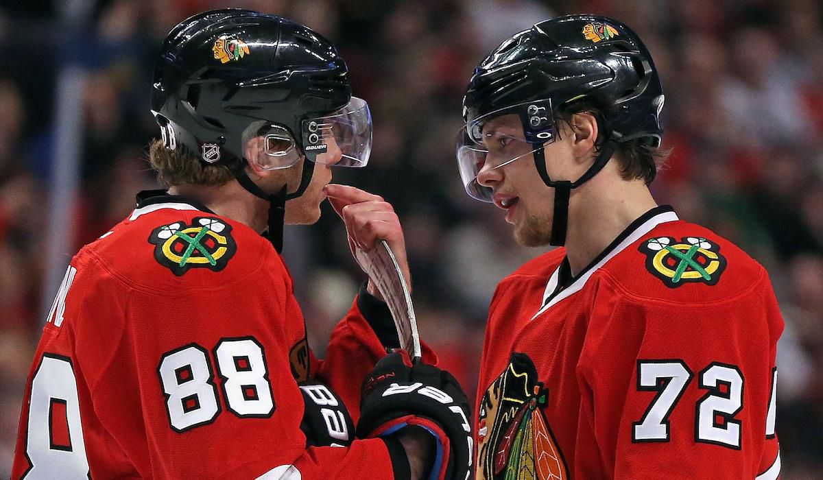 Patrick Kane a Artemij Panarin v drese Chicaga.