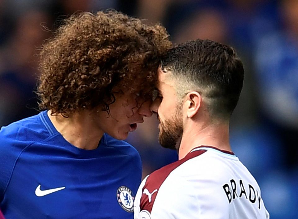 David Luiz (Chelsea) a Robbie Brady (Burnley)