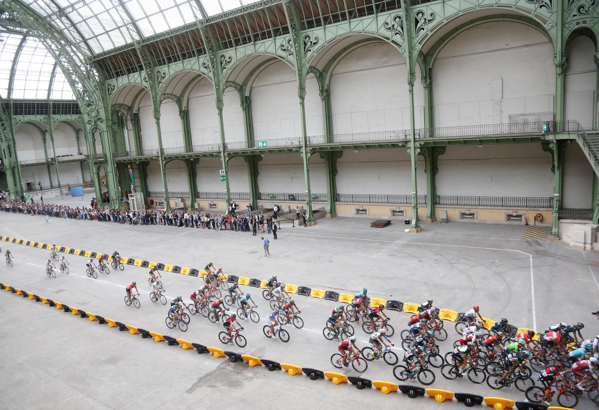 Pelotón počas prejazdu Grand Palais v záverečnej etape v Paríži (Tour de France 2017)