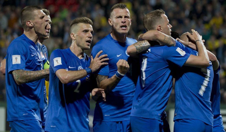Slováci oslavujú gól do siete Litvy