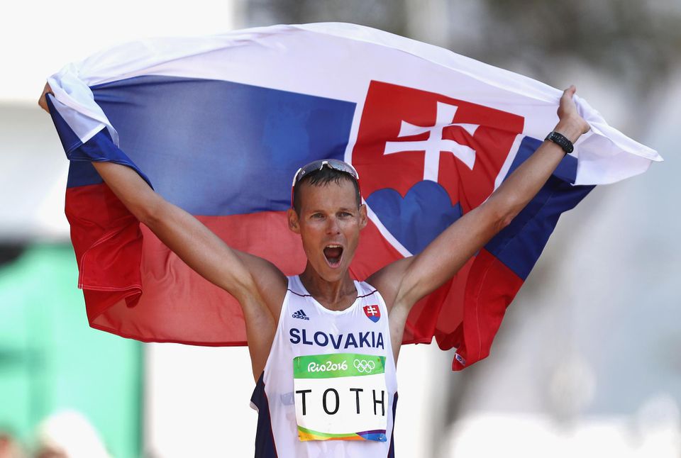 Matej Tóth so slovenskou vlajkou