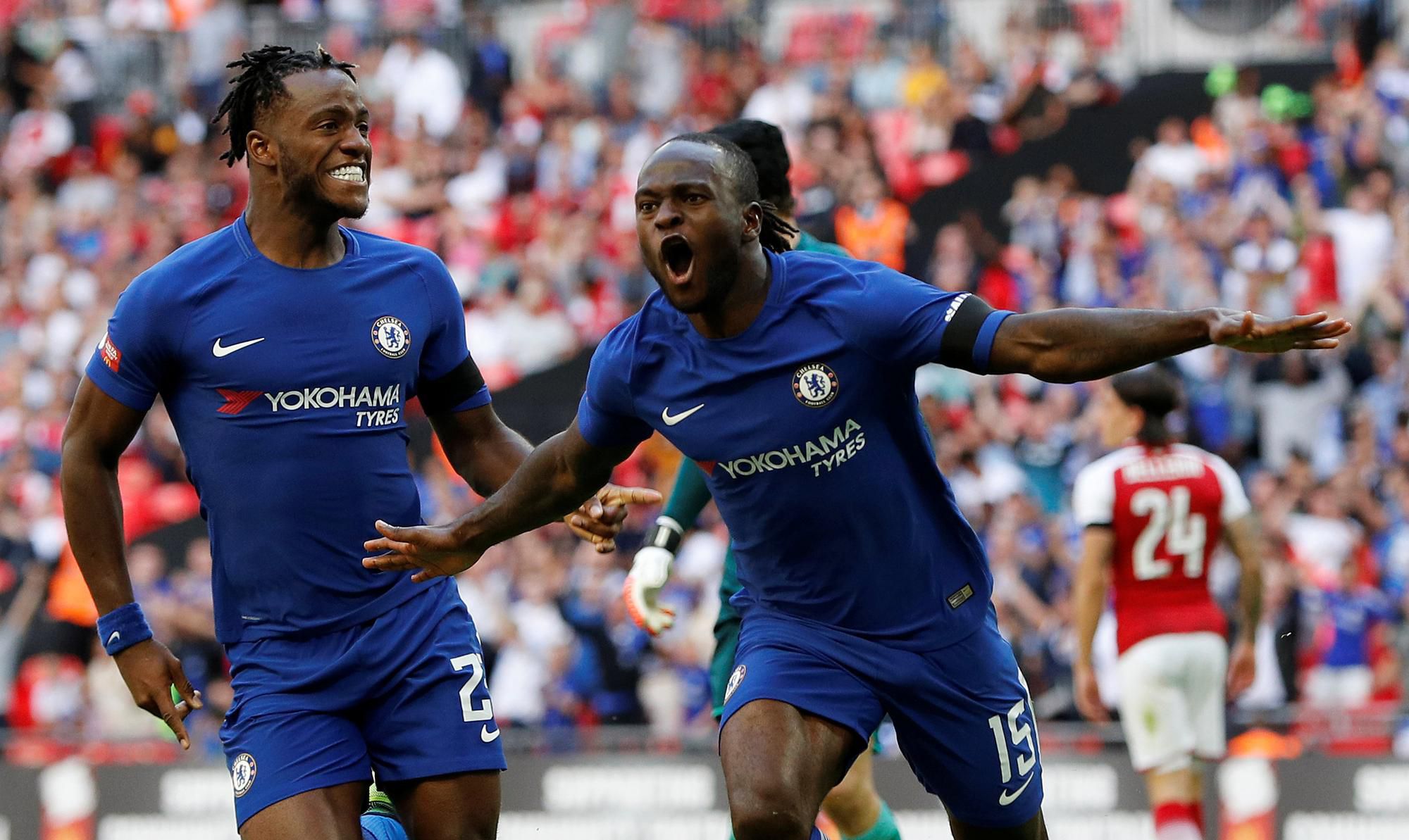 Hráč Chelsea Victor Moses oslavuje gól