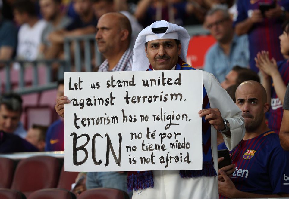 Fanúšik FC Barcelona s odkazom proti terorizmu