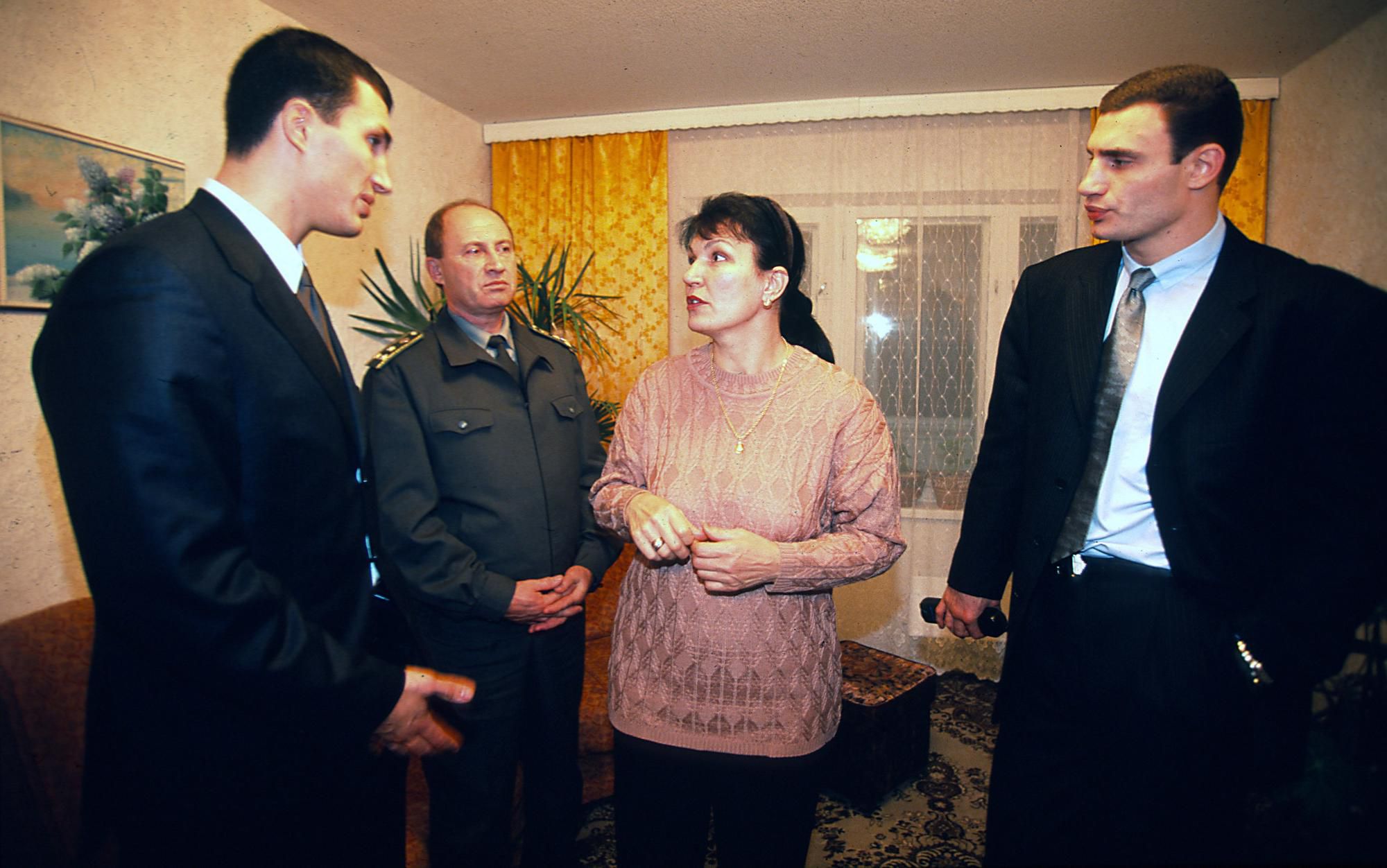 Z ľava Vladimir Kličko mladší, otec Vladimir Kličko starší, mama Nadežda Uljanovna a Vitalij Kličko na archívnej snímke z roku 1997