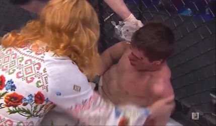 Video: Ruskému zápasníkovi MMA naložila po súperovi aj jeho mama