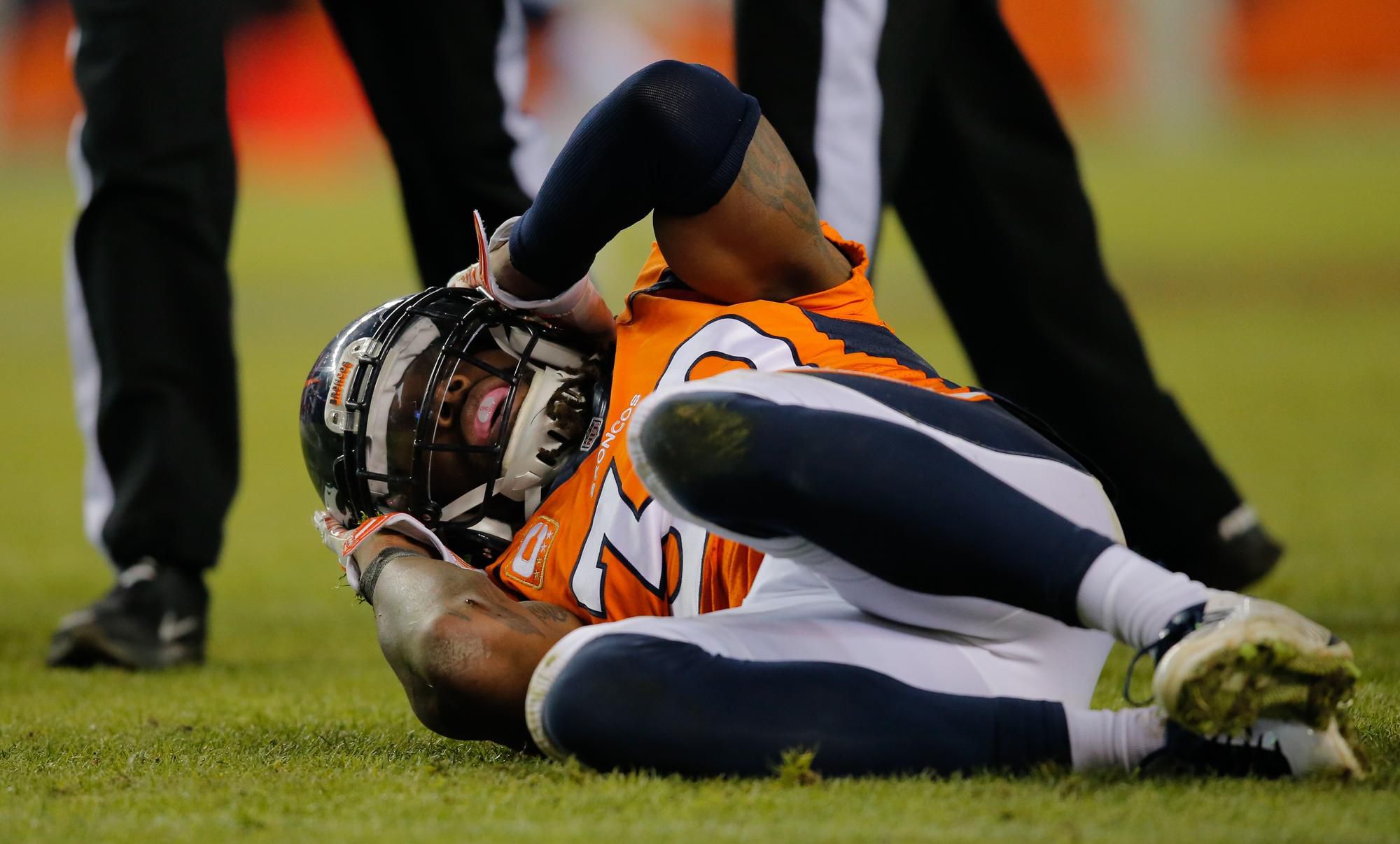 David Bruton (Denver Broncos) sa zvíja na zemi po tvrdom údere do hlavy