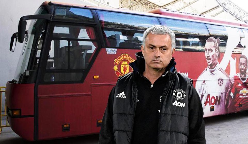Jose Mourinho pred autobusom Manchestru United