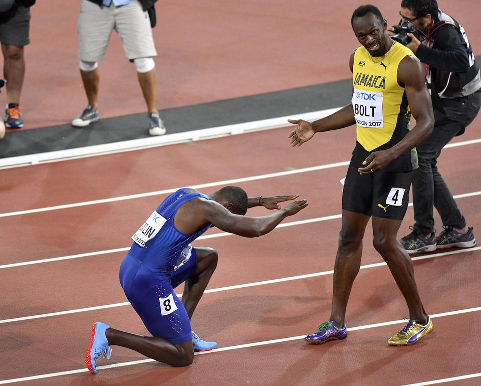 Justin Gatlin sa po víťaznom šprinte na atletických MS v Londýne klania Usainovi Boltovi
