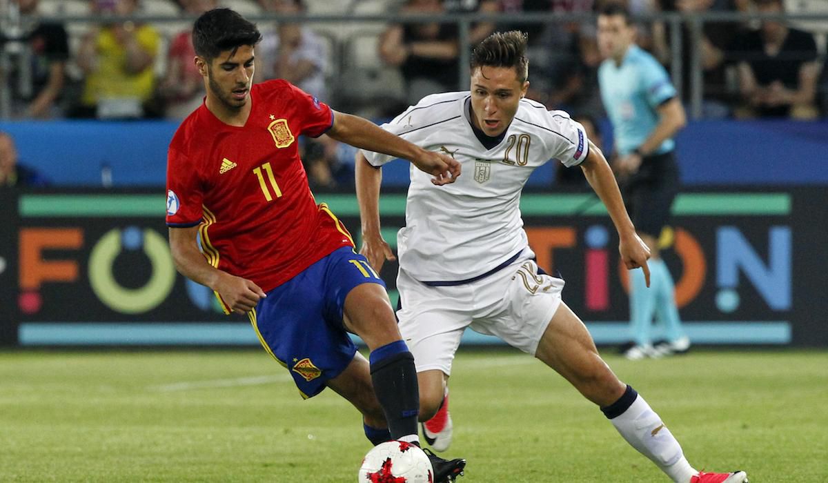 Marco Asensio v súboji s Federicom Chiesom