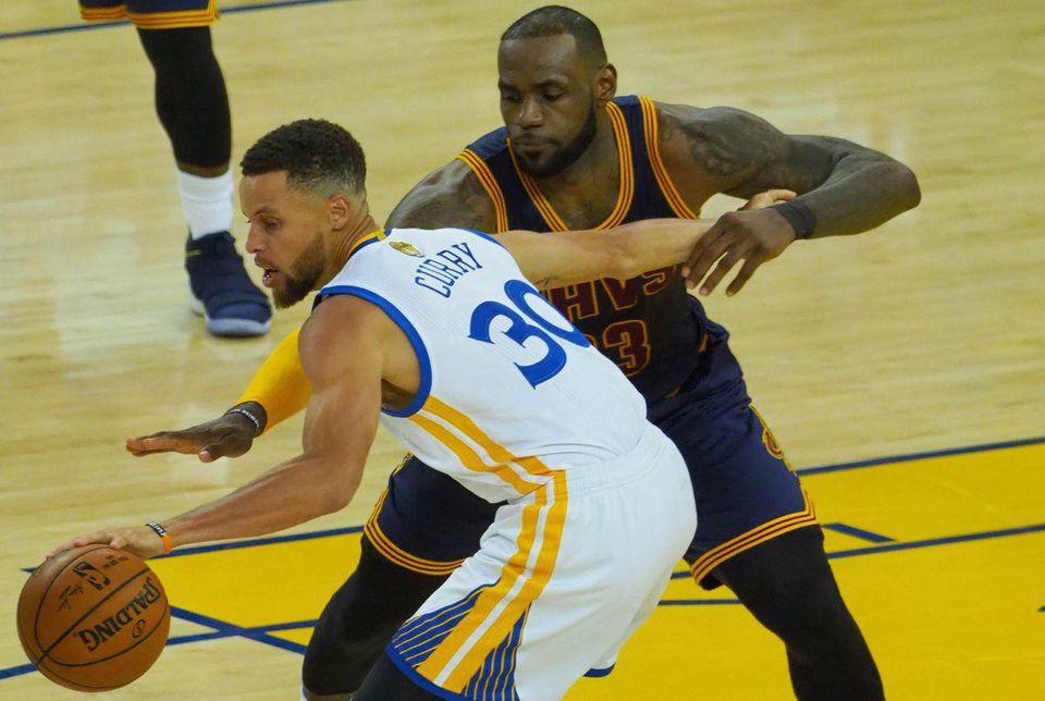 Stephen Curry v súboji s Lebronom Jamesom vo finále play off NBA