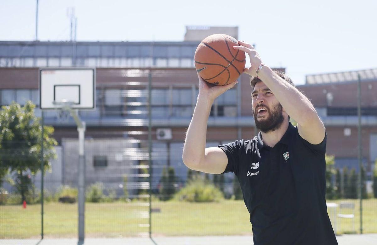 Dušan Kuciak hrá basketbal