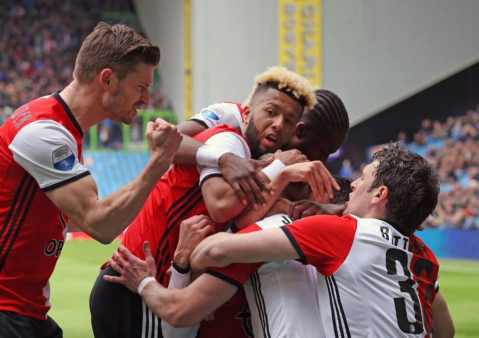 Futbalisti Feyenoordu Rotterdam oslavujú