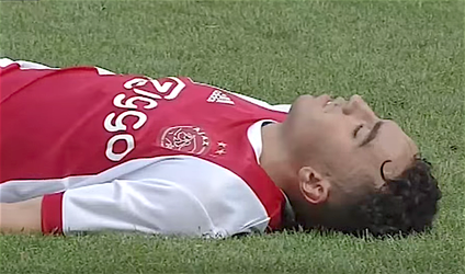 Video: Katastrofálne správy pre skolabovaného futbalistu Ajaxu