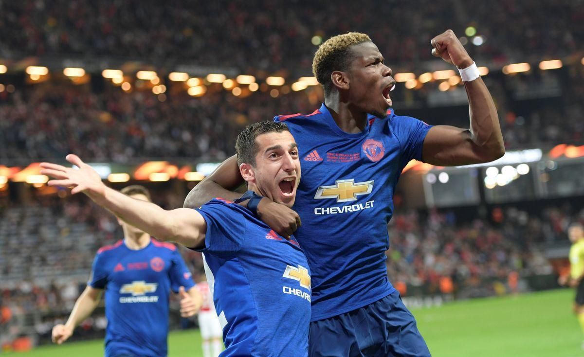 Manchester United a hráči Henrik Mchitarjan a Paul Pogba