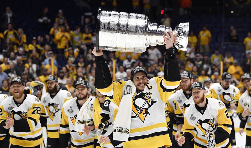 Sidney Crosby zodvihol opäť Stanleyho pohár.